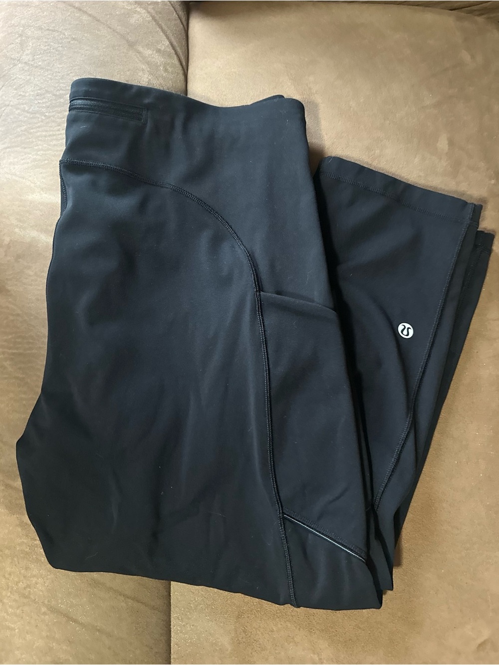 Lululemon Black Speed Up Crop 21" Size 12 with pockets and interior drawstring